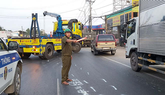 Xe con lật ngửa trên QL1A, nhiều người may mắn thoát nạn - Ảnh 3.