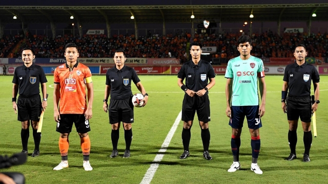 CLB của Văn Lâm đâm đơn kiện trọng tài sau trận đấu “ô nhục nhất lịch sử Thai League” - Ảnh 1.