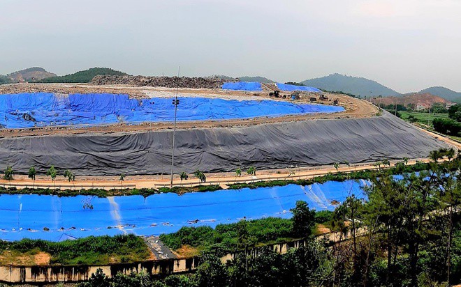 Hà Nội lập tổ giám sát vệ sinh môi trường quanh bãi rác Nam Sơn - Ảnh 2.