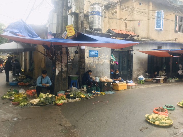 Bất chấp quy định phạt đến 3 triệu, người Thủ đô vẫn thờ ơ với khẩu trang phòng COVID-19 - Ảnh 2.