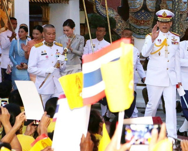 Hoàng hậu Suthida gây chú ý với biểu cảm khác lạ khi Hoàng quý phi Thái Lan quỳ rạp dưới chân Quốc vương - Ảnh 2.