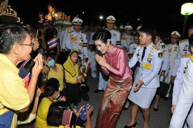 Hoàng hậu Suthida gây chú ý với biểu cảm khác lạ khi Hoàng quý phi Thái Lan quỳ rạp dưới chân Quốc vương - Ảnh 11.