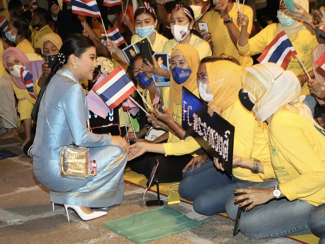 Hoàng hậu Suthida gây chú ý với biểu cảm khác lạ khi Hoàng quý phi Thái Lan quỳ rạp dưới chân Quốc vương - Ảnh 7.