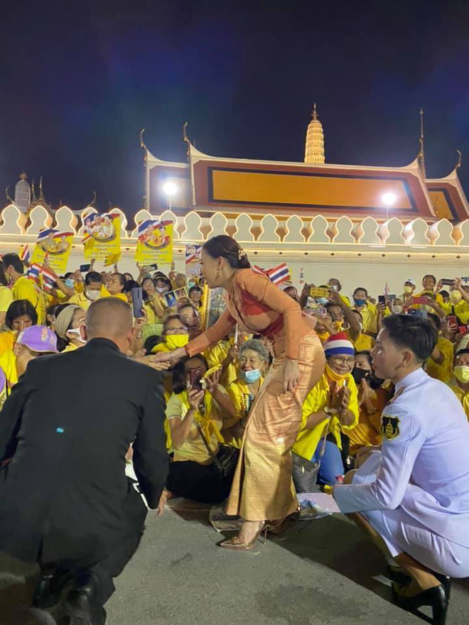 Hoàng hậu Suthida gây chú ý với biểu cảm khác lạ khi Hoàng quý phi Thái Lan quỳ rạp dưới chân Quốc vương - Ảnh 8.
