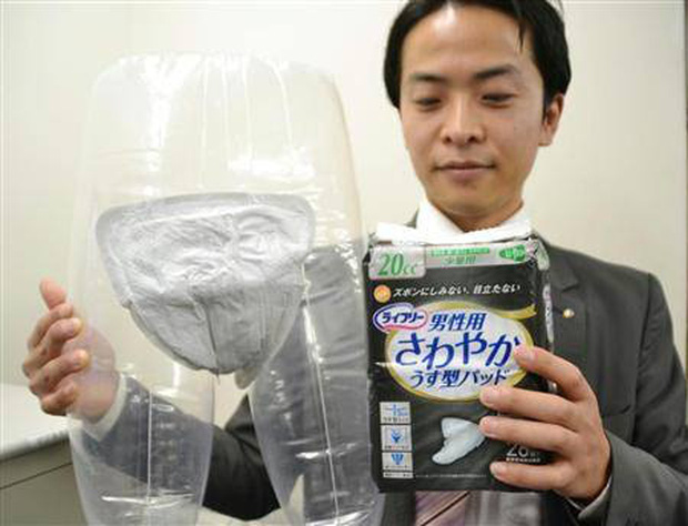 Năm 2020 chưa đủ khó hiểu: Nhật Bản ra mắt sản phẩm băng vệ sinh dành cho cánh đàn ông hay bị hở van - Ảnh 2.