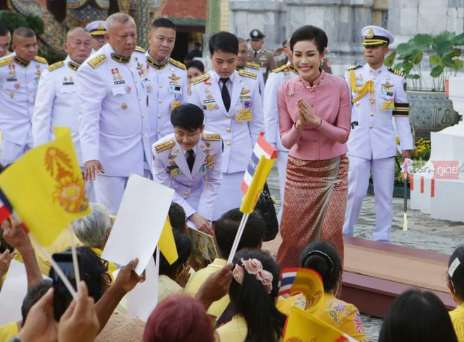 Hoàng hậu Suthida gây chú ý với biểu cảm khác lạ khi Hoàng quý phi Thái Lan quỳ rạp dưới chân Quốc vương - Ảnh 13.
