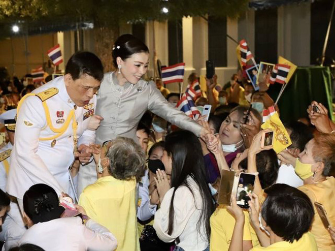 Hoàng hậu Suthida gây chú ý với biểu cảm khác lạ khi Hoàng quý phi Thái Lan quỳ rạp dưới chân Quốc vương - Ảnh 9.