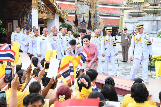 Hoàng hậu Suthida gây chú ý với biểu cảm khác lạ khi Hoàng quý phi Thái Lan quỳ rạp dưới chân Quốc vương - Ảnh 14.