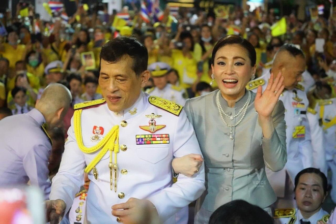 Hoàng hậu Suthida gây chú ý với biểu cảm khác lạ khi Hoàng quý phi Thái Lan quỳ rạp dưới chân Quốc vương - Ảnh 10.