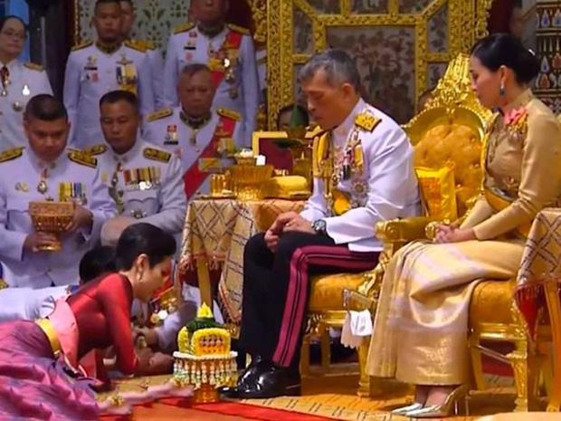 Hoàng hậu Suthida gây chú ý với biểu cảm khác lạ khi Hoàng quý phi Thái Lan quỳ rạp dưới chân Quốc vương - Ảnh 6.