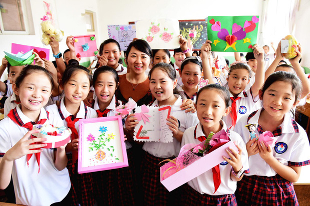 Học sinh các nước tặng quà gì cho thầy cô trong ngày Nhà giáo: Nga chỉ tặng hoa trắng, xem đến Hàn Quốc giật mình vì quá khác biệt - Ảnh 1.