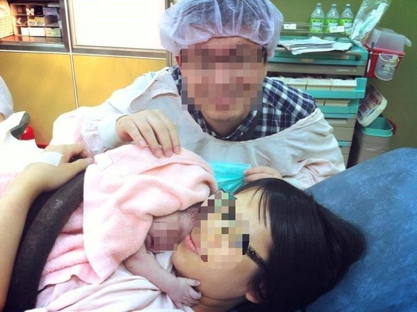 Ảnh chụp lại khoảnh khắc cô Trương đón đứa con đầu lòng.