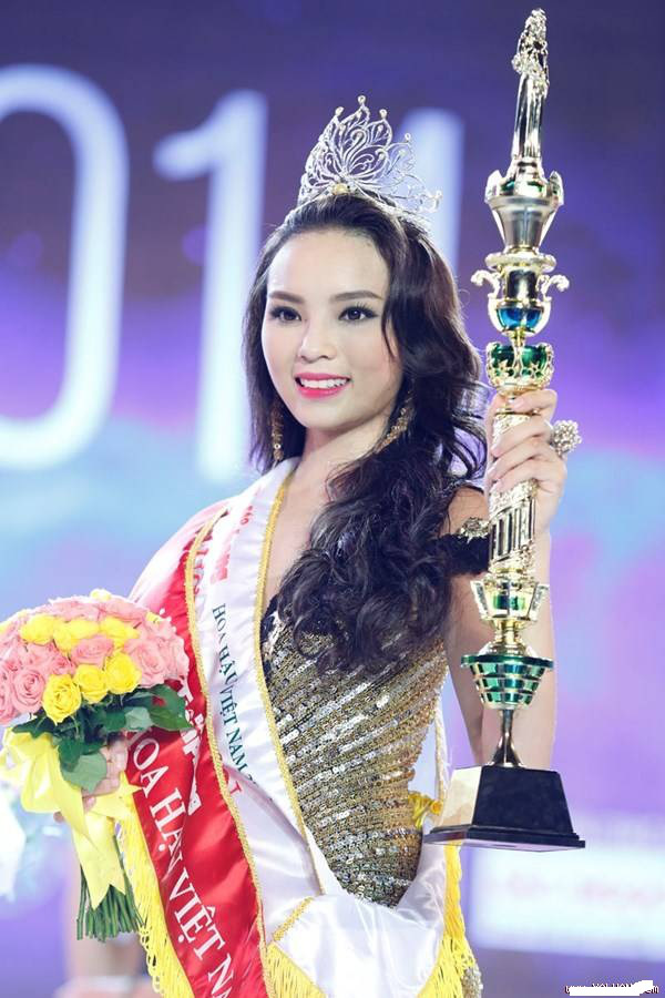 Soi biểu tượng quyền lực của Hoa hậu Việt Nam trong Thập kỷ hương sắc - Ảnh 8.