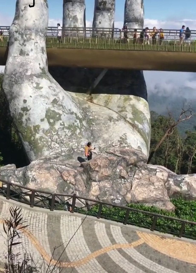 Nữ du khách leo xuống tận dưới bàn tay khổng lồ ở Cầu Vàng - Đà Nẵng khiến cộng đồng mạng chỉ trích ồn ào - Ảnh 2.