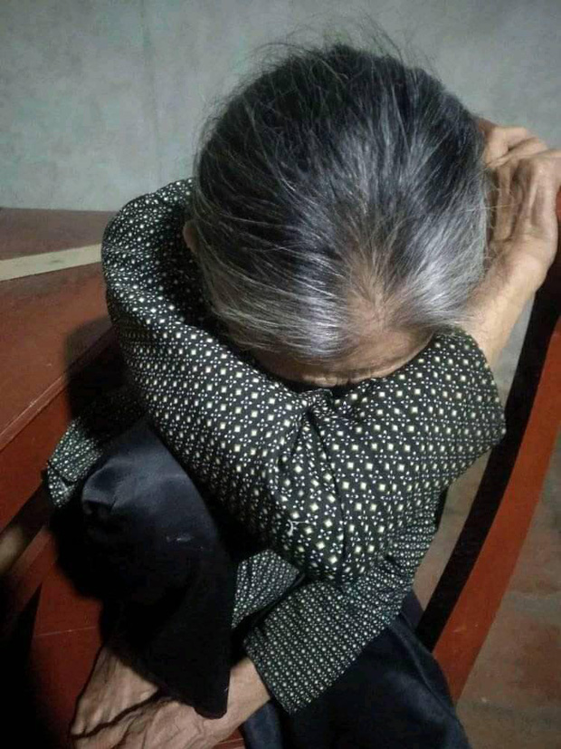 Hình ảnh bà nội già yếu xanh xao, ngủ gục khi chờ cháu gái đi học về ăn cơm gây xúc động mạnh - Ảnh 1.