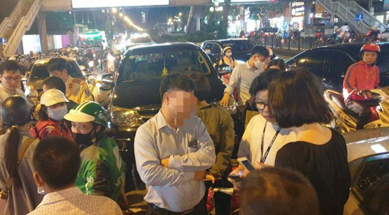 Ô tô gây tai nạn liên hoàn ở Hà Nội, tông xe biển xanh và hàng loạt phương tiện giữa phố - Ảnh 1.