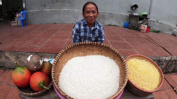 Bà Tân Vlog chia sẻ lý do đặc biệt khi làm bánh giầy gấc siêu to khổng lồ, nhiều người mới ngỡ ngàng nhận ra có ngày Tết 10/10 - Ảnh 1.