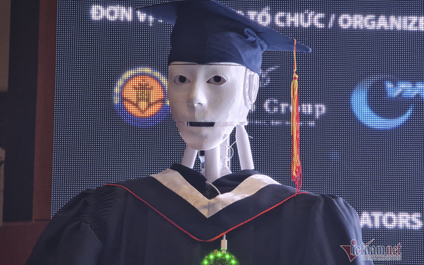 Xuất hiện robot AI Việt Nam được nhận định vượt xa Sophia: Biết đọc thơ, giải toán, có cả vị giác và trái tim - Ảnh 1.