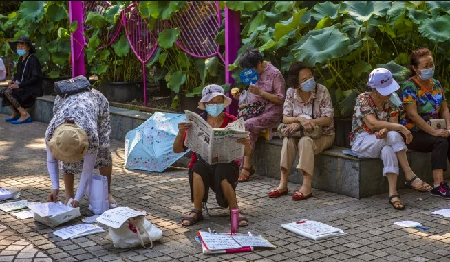 Khu chợ mai mối tại Trung Quốc tấp nập người già tới quảng cáo con cái - Ảnh 1.