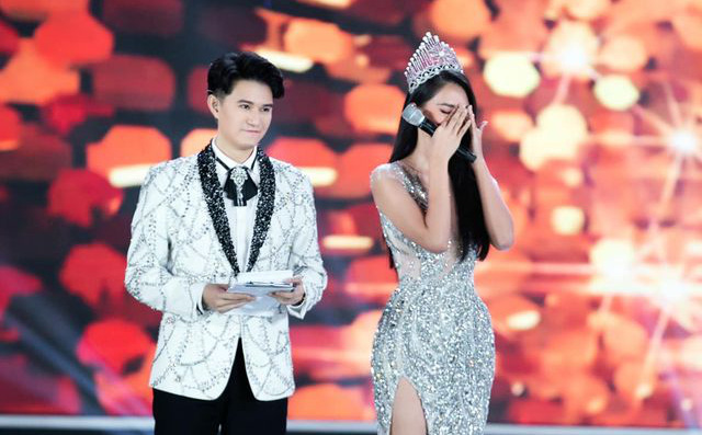 Chân dung người đàn ông 2 lần chứng kiến hoa hậu Tiểu Vy bật khóc