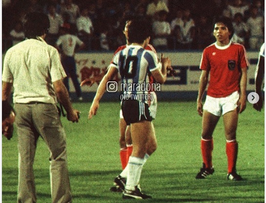Maradona từng làm cả đội Indonesia trố mắt, đứng im như tượng nhờ cú tâng bóng “ma thuật - Ảnh 4.