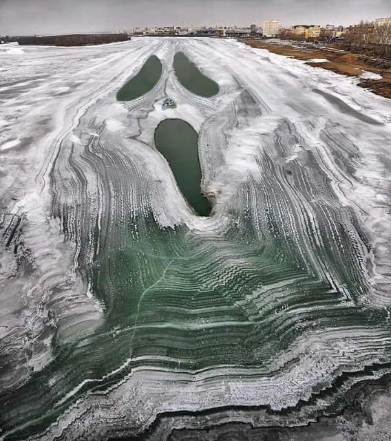 Sự thật đằng sau gương mặt kỳ lạ xuất hiện trên hồ nước ở Nga - Ảnh 2.