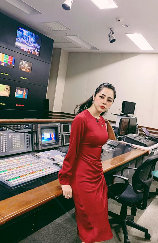 Chân dung bạn gái hơn 6 tuổi của Huỳnh Anh: Nhan sắc nóng bỏng, là mẹ đơn thân - Ảnh 8. Chân dung bạn gái hơn 6 tuổi của Huỳnh Anh: Nhan sắc nóng bỏng, là mẹ đơn thân - Ảnh 8.