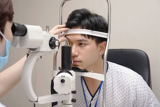 Khám mắt ở cửa hàng kính biến trẻ viễn thị thành cận thị, bác sĩ chuyên khoa mắt giật mình - Ảnh 2.