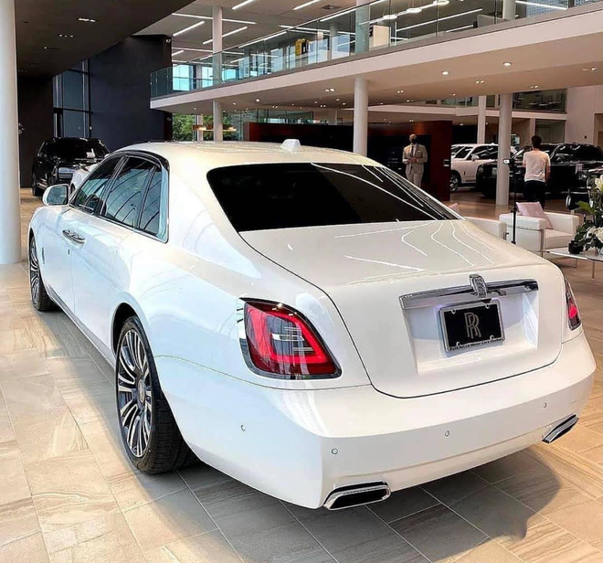 Rộ tin Rolls-Royce Ghost 2021 đầu tiên lên đường về Việt Nam, cập bến ngày đầu năm sau - Ảnh 2.