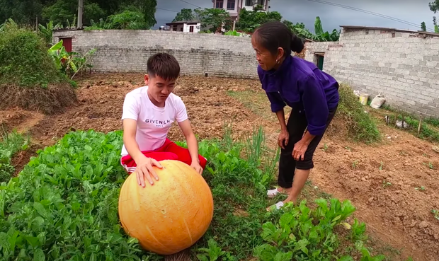 Dân tình bồi hồi khi thấy chiếc cân “huyền thoại” từ thời xưa ở nhà Bà Tân Vlog, ngày nay hiếm nhà nào còn có - Ảnh 1.