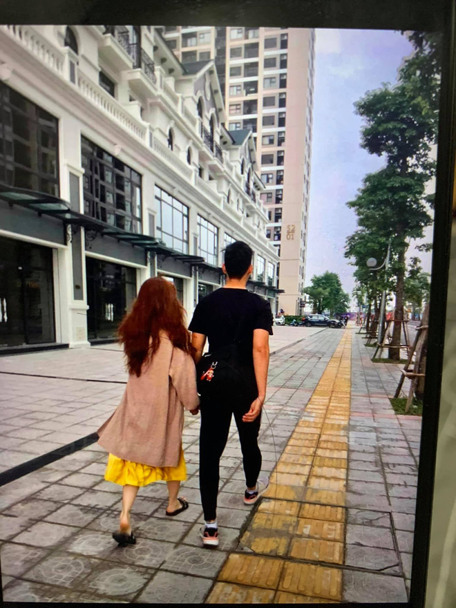 Netizen soi ra cô gái bị tố là Tuesday mặc chiếc váy giống hệt Huỳnh Anh khi ôm ấp Quang Hải 1 tháng trước - Ảnh 2.