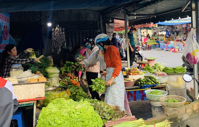 TP Hồ Chí Minh: Giá rau xanh giảm mạnh nhưng vẫn ở mức cao - Ảnh 1.