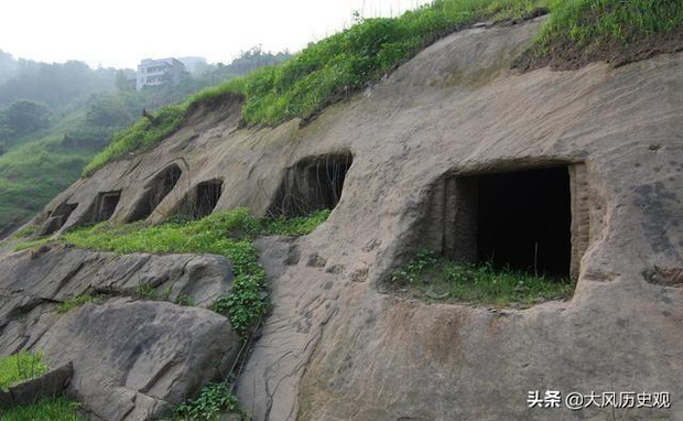 Phong tục tang lễ tàn khốc nhất Trung Quốc: Xây mộ chôn sống cha mẹ già, mỗi ngày đưa cơm kèm theo một viên gạch - Ảnh 1.