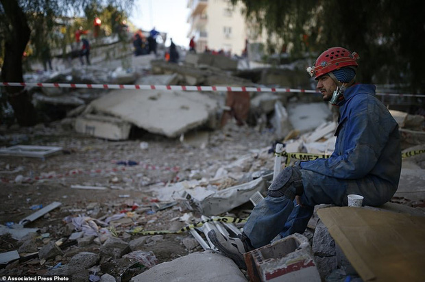 Bé gái 3 tuổi Thổ Nhĩ Kỳ sống sót sau 3 ngày động đất kinh hoàng - Ảnh 3.