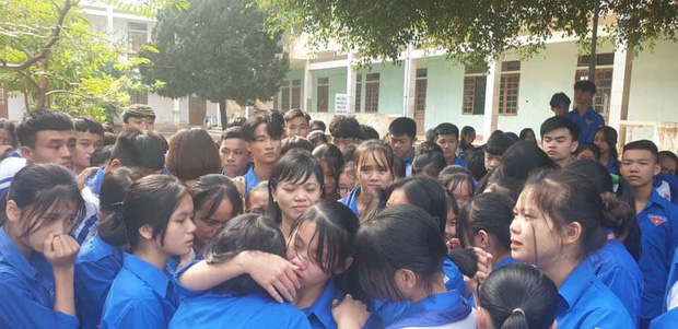 Cả ngàn thầy cô và học sinh ở Nghệ An ôm nhau bật khóc ngay giữa sân trường - Ảnh 1.