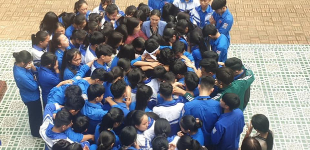 Cả ngàn thầy cô và học sinh ở Nghệ An ôm nhau bật khóc ngay giữa sân trường - Ảnh 2.