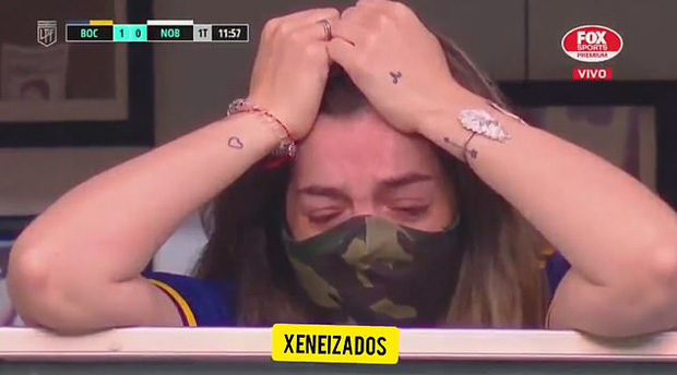 Con gái Maradona bật khóc nức nở khi được cầu thủ đội bóng cũ của bố đến vỗ tay tri ân - Ảnh 3.