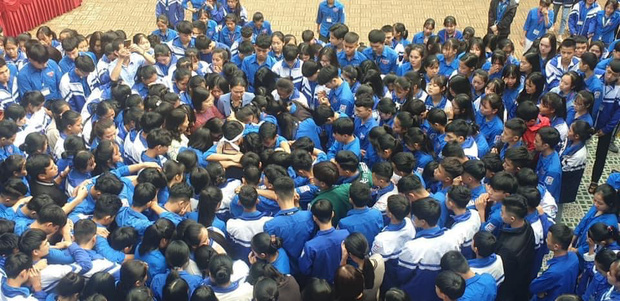 Cả ngàn thầy cô và học sinh ở Nghệ An ôm nhau bật khóc ngay giữa sân trường - Ảnh 4.