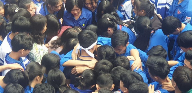 Cả ngàn thầy cô và học sinh ở Nghệ An ôm nhau bật khóc ngay giữa sân trường - Ảnh 6.
