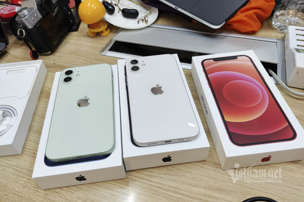 Giá iPhone 12 xách tay giảm từ 4-6 triệu đồng - Ảnh 1.