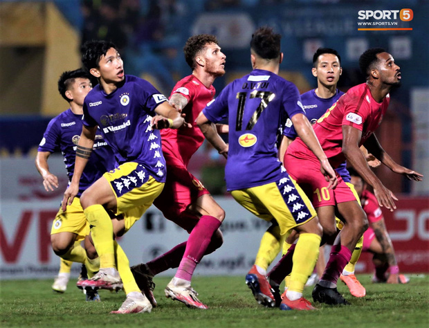 Trở lại sau chấn thương, Đoàn Văn Hậu mắc lỗi trong cả 2 bàn thua của Hà Nội FC - Ảnh 8.