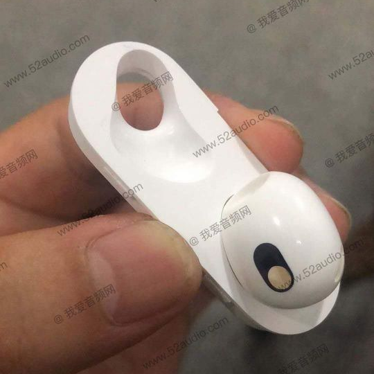 AirPods 3 lộ ảnh thực tế, thiết kế giống AirPods Pro - Ảnh 1.