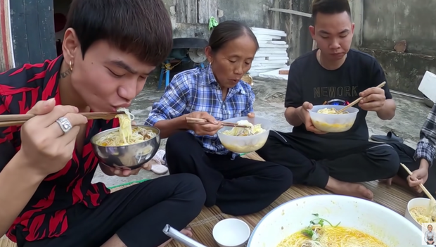 Netizen rộ tin hai thánh ăn chực nhà bà Tân... yêu nhau, xem lại loạt hình ai cũng hoang mang vì tin đồn này thật quá! - Ảnh 2.