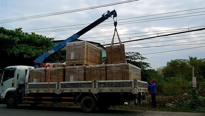 Cẩu pin năng lượng mặt trời, một người đàn ông bị bỏng nặng - Ảnh 1.