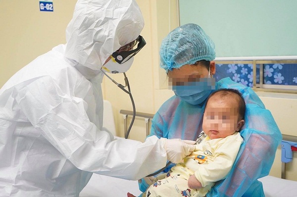 Bé 14 tháng mắc Covid-19 từ thầy giáo tiếng Anh: BS Bệnh viện Nhi đồng đưa ra danh sách 10 tác nhân đáng sợ - Ảnh 1. Bé 14 tháng mắc Covid-19 từ thầy giáo tiếng Anh: BS Bệnh viện Nhi đồng đưa ra danh sách 10 tác nhân đáng sợ - Ảnh 1.