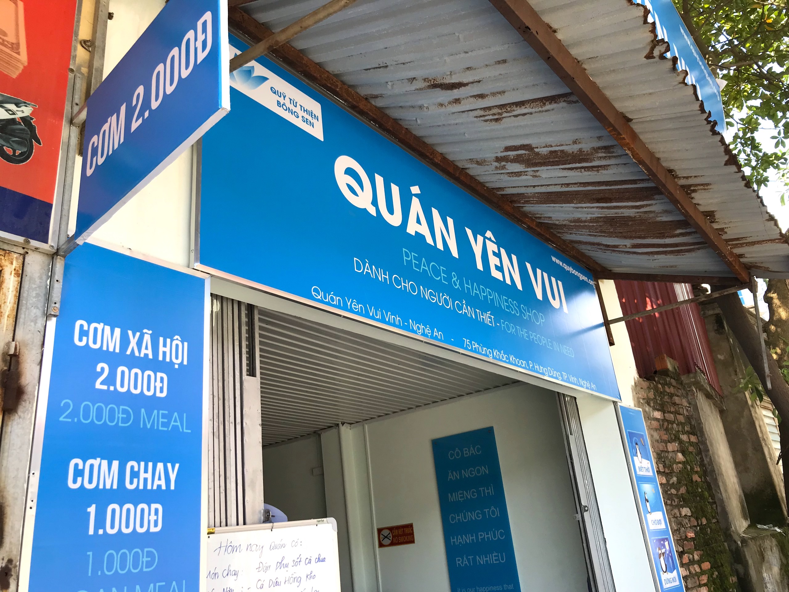 Quán cơm 2000 đồng đầu tiên ở Nghệ An: Ai không có tiền vẫn mời họ vào ăn - Ảnh 1.