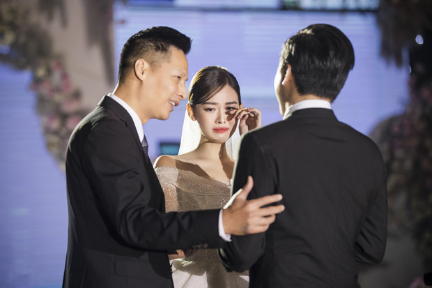 Xuýt xoa bộ ảnh đẹp trong đám cưới Á hậu Tường San: Cô dâu xinh nức nở khi bật khóc, bóng lưng chú rể gây chú ý lớn - Ảnh 1.