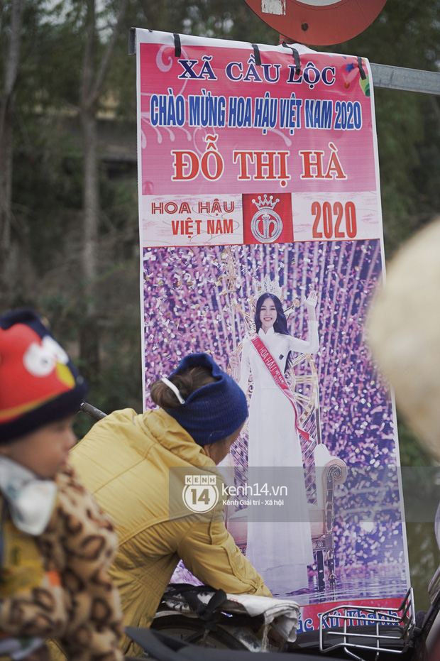 Cập nhật Hoa hậu Việt Nam Đỗ Thị Hà về làng: Nàng hậu ôm mẹ bật khóc, người dân đổ xô đông như vỡ trận để chào đón - Ảnh 16.