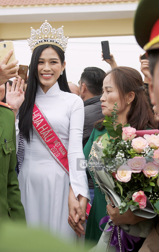 Phỏng vấn nóng mẹ Đỗ Thị Hà ngày con gái về làng: Dù con không là Hoa hậu Việt Nam thì con mãi là hoa hậu bé nhỏ trong lòng mẹ - Ảnh 6.