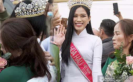 Phỏng vấn nóng mẹ Đỗ Thị Hà ngày con gái về làng: 'Dù con không là Hoa hậu Việt Nam thì con mãi là hoa hậu bé nhỏ trong lòng mẹ' Phỏng vấn nóng mẹ Đỗ Thị Hà ngày con gái về làng: 'Dù con không là Hoa hậu Việt Nam thì con mãi là hoa hậu bé nhỏ trong lòng mẹ'